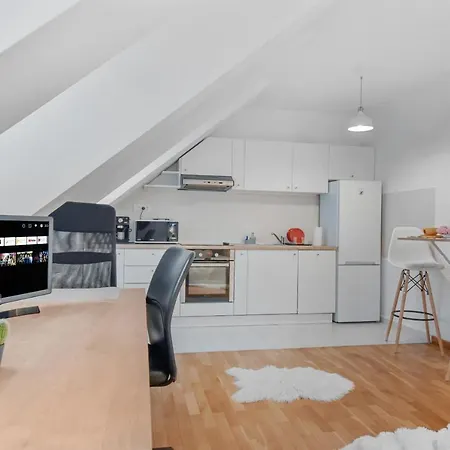 Attic Studio Near Carol Park דירה *