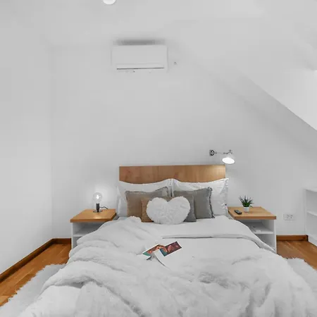 דירה Attic Studio Near Carol Park