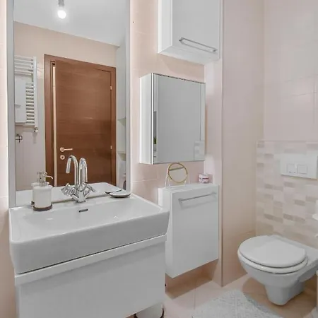 Attic Studio Near Carol Park 아파트 *